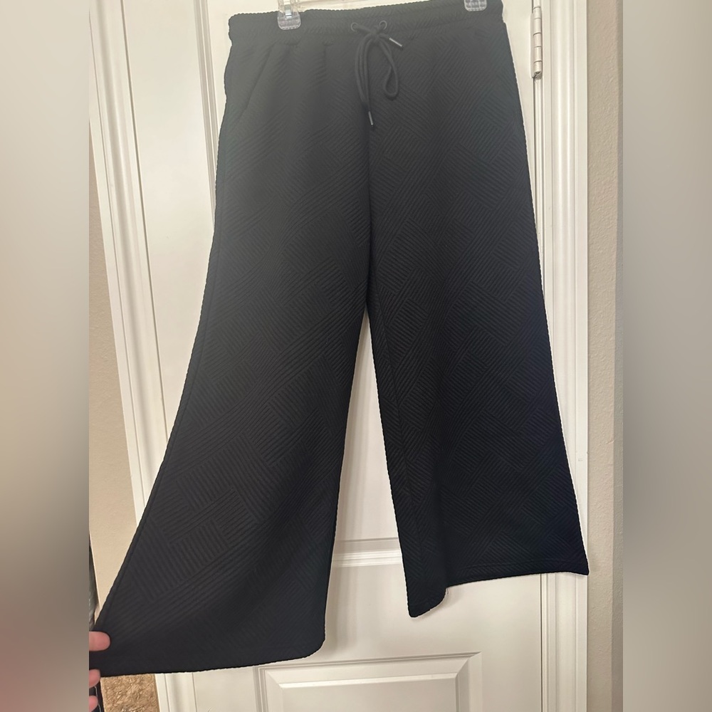 See and be seen brand textured set. NWOT. Large bottoms, medium top. Boutique.